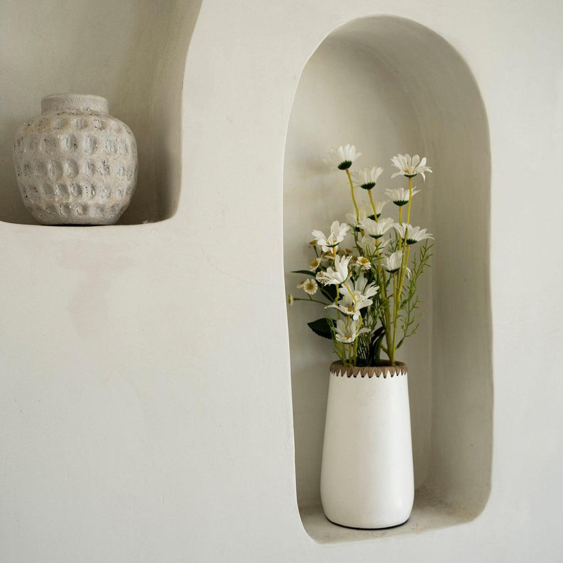 livinglovely.nl - The Sneaky Vase White Small - Vaas - Bazar Bizar - livinglovely.nl