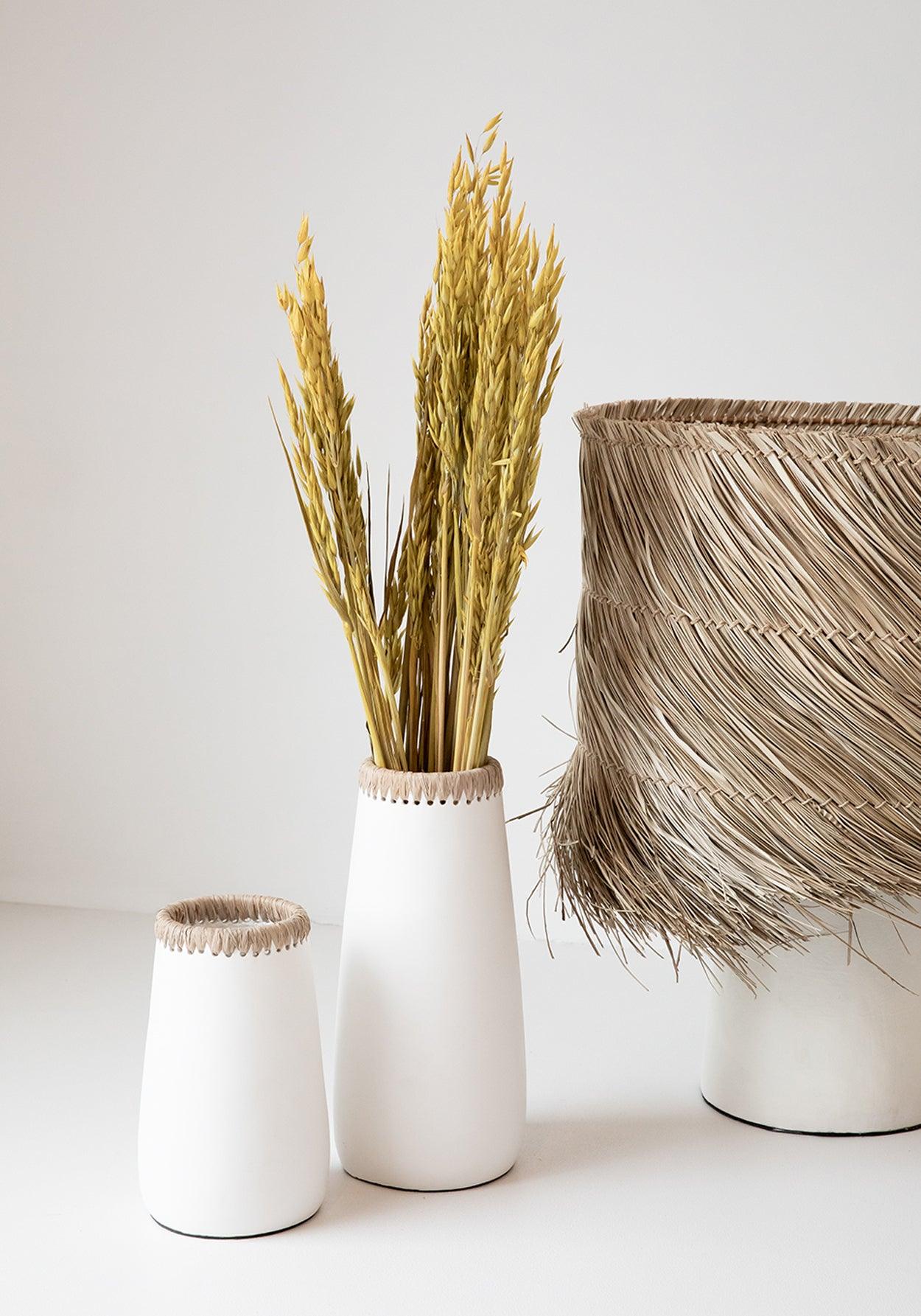 livinglovely.nl - The Sneaky Vase White Small - Vaas - Bazar Bizar - livinglovely.nl