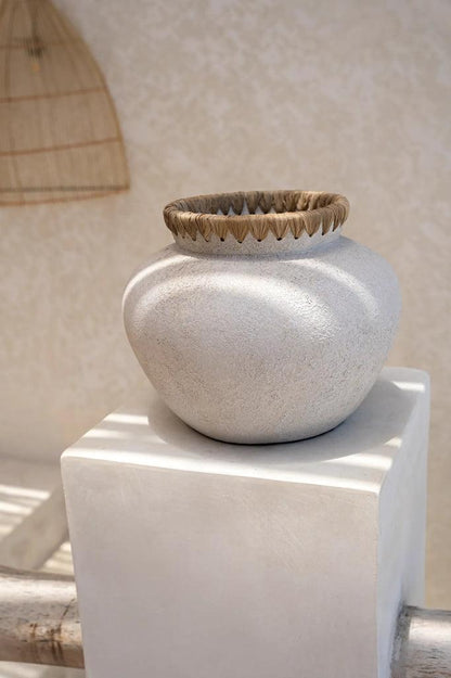 livinglovely.nl - The Styly Vase Concrete Natural Medium - Vaas - Bazar Bizar - livinglovely.nl