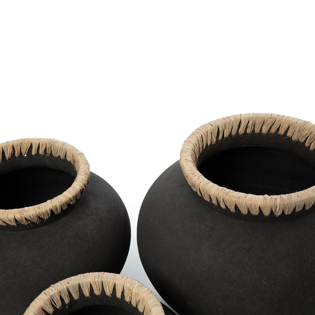 livinglovely.nl - The Styly Vase Natural Black Large - Vaas - Bazar Bizar - livinglovely.nl