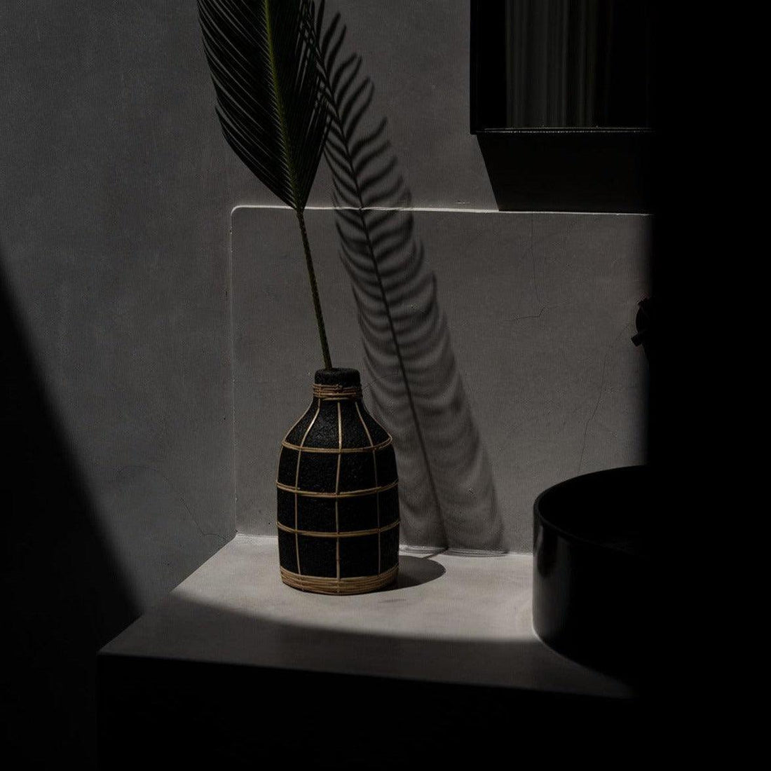 livinglovely.nl - The Whoopy Vase - Black Natural - L - Vaas - Bazar Bizar - livinglovely.nl