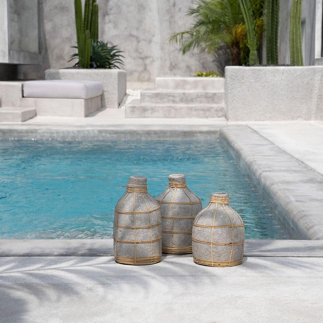 livinglovely.nl - The Whoopy Vase - Concrete Natural - S - Vaas - Bazar Bizar - livinglovely.nl