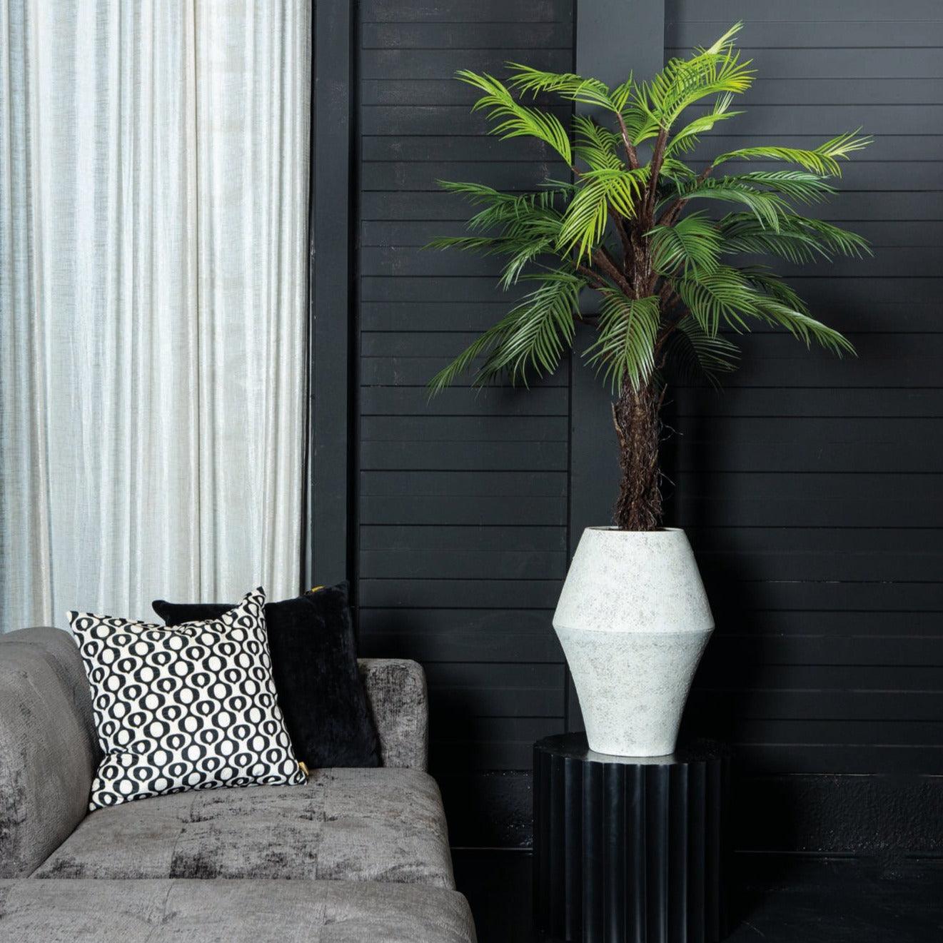 livinglovely.nl - Tree Green Palm Tree in black pot PTMD - Kunstplant - PTMD - livinglovely.nl