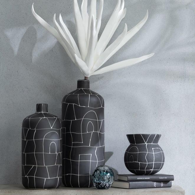 livinglovely.nl - Vaas Japan Black - Vaas - J-Line - livinglovely.nl