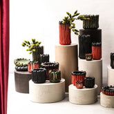 Luci Black Ceramic Vase Ribbed Round L van PTMD in een sfeervolle interieursetting