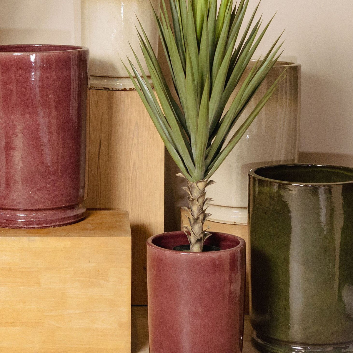 Madsen potten van PTMD gestyled in een interieur, beige potten in een hoek