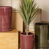 Madsen potten van PTMD gestyled in een interieur, beige potten in een hoek