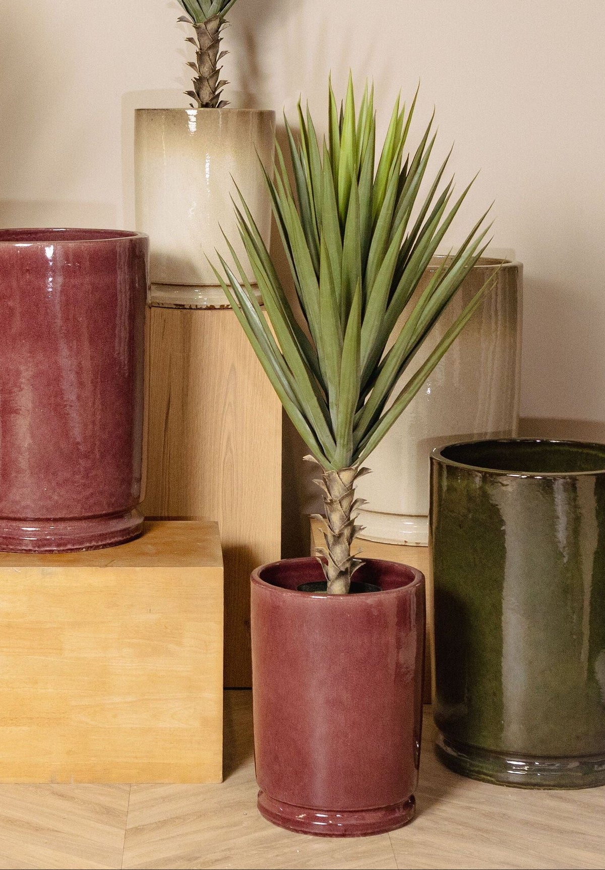 Madsen Set Van 2 Potten Bordeaux Hoog van PTMD, de hoge bordeaux cilinderpotten van keramiek gestyled in een woonsfeer