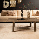 Mahniya Gold Paper Machee Organic Open Wall Panel van PTMD, gouden open wandpaneel in een sfeervolle interieursetting