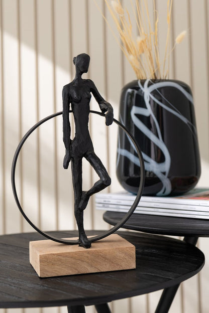 Man Tegen Ring Op Voet Resin/Ijzer Zwart - Beeld - J-Line - livinglovely.nl