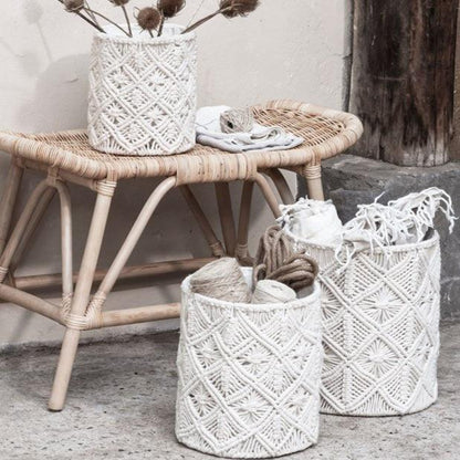 Witte macramé manden Boho van MUST Living naast elkaar gestyled in een lichte woonkamer