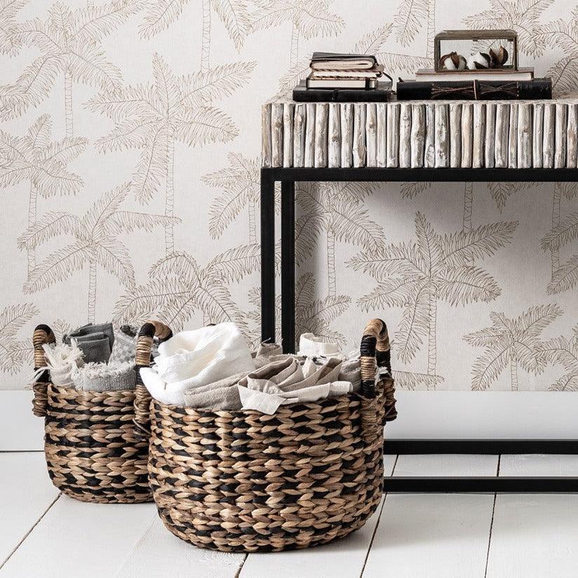 Manden Rond van MUST Living, de grote mand met een kamerplant in de woonkamer