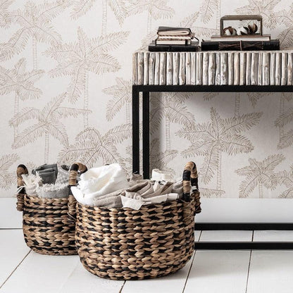 Manden Rond van MUST Living, de grote mand met een kamerplant in de woonkamer