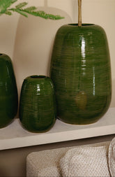 Mavric Vaas Keramiek Groen Extra Large van PTMD, vaas gestyled in een sfeervol interieur