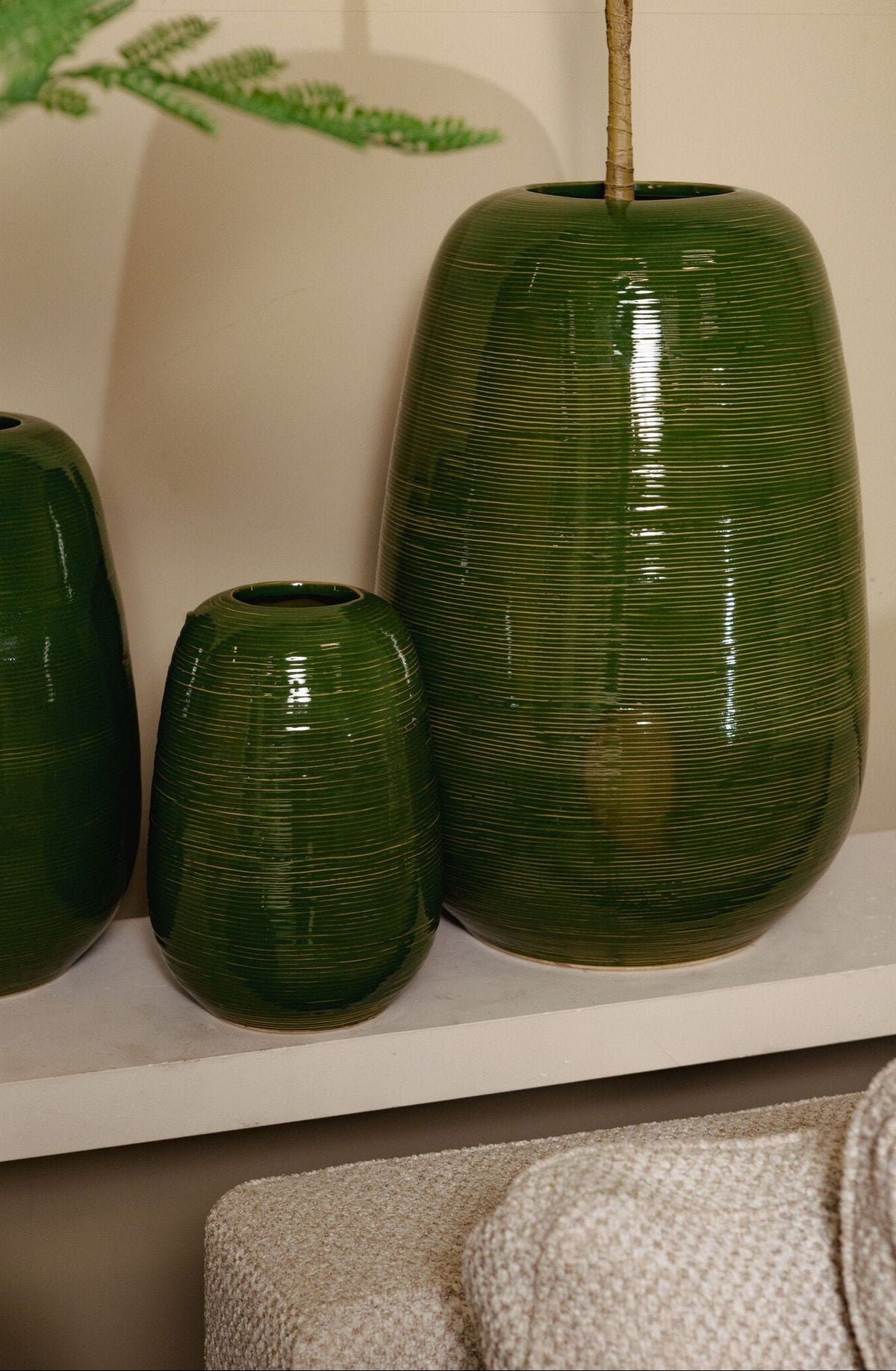 Mavric Vaas Keramiek Groen Large van PTMD, vaas gestyled in een sfeervol interieur