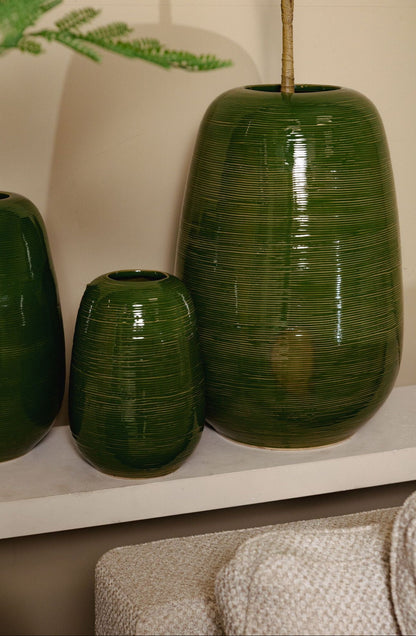 Mavric Vaas Keramiek Groen Large van PTMD, vaas gestyled in een sfeervol interieur