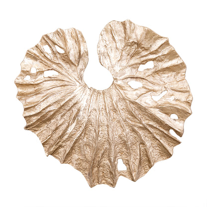 Merial Wandpaneel Lotusblad Large van PTMD, vooraanzicht van het wandpaneel in champagne gegoten aluminium op wit