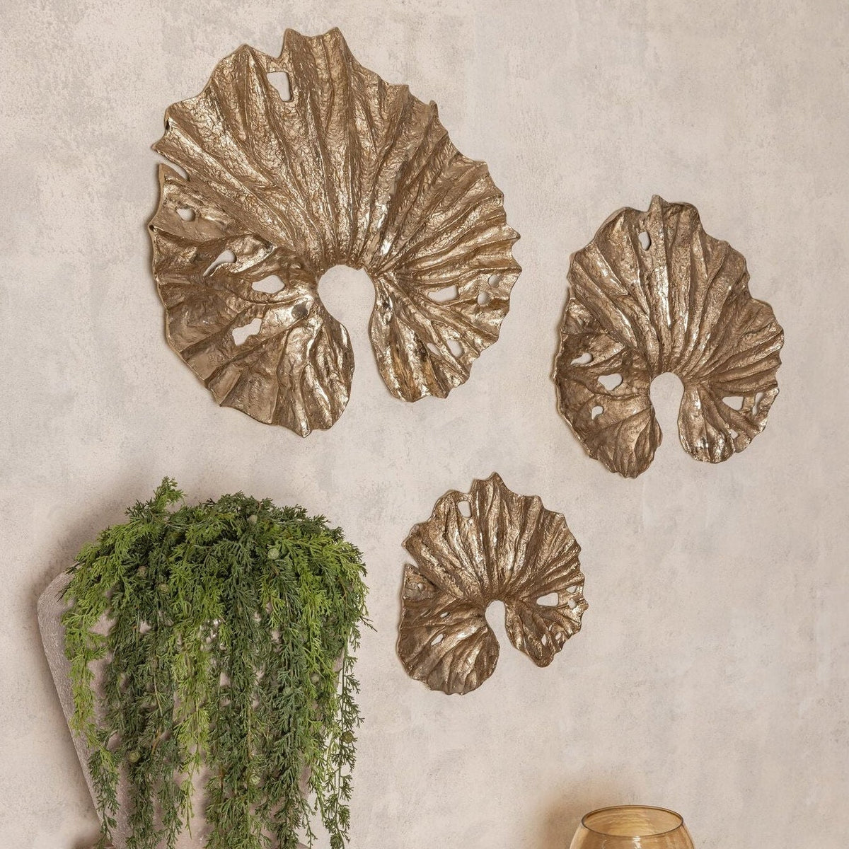 Merial Wandpaneel Lotusblad Small van PTMD, wandpaneel in champagne gegoten aluminium gestyled in een woonsfeer