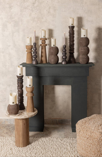 Mindee Kandelaar Hout Donkerbruin Rond Large van PTMD, gestyled in een sfeervolle woonsetting
