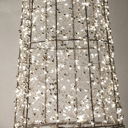 Misk Kegelkerstboom LED Large van PTMD, close up van de verlichte kegelkerstboom met kraaltjes