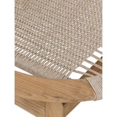 Detail van de Kumo fauteuil van MUST Living, gevlochten synthetisch touw op teakhouten frame