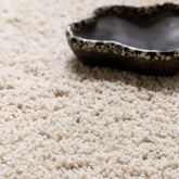 Celeste hoogpolig vloerkleed van MUST Living in beige, detailopname van de zachte lange pool