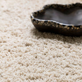 Celeste vloerkleed van MUST Living in beige, close-up van de lange zachte pool met donkere schaal