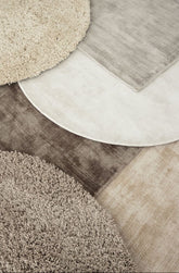 Ronde en rechthoekige vloerkleden La Belle en Celeste van MUST Living in beige tinten naast elkaar