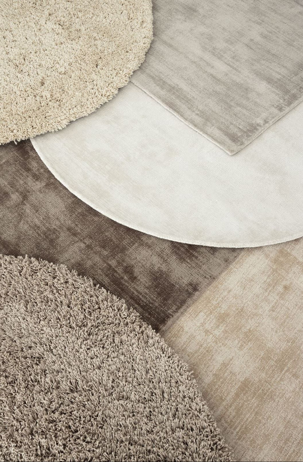 Ronde en rechthoekige vloerkleden La Belle en Celeste van MUST Living in beige tinten naast elkaar