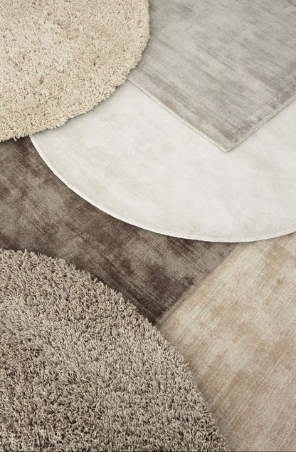 Ronde en rechthoekige vloerkleden La Belle en Celeste van MUST Living in beige tinten naast elkaar