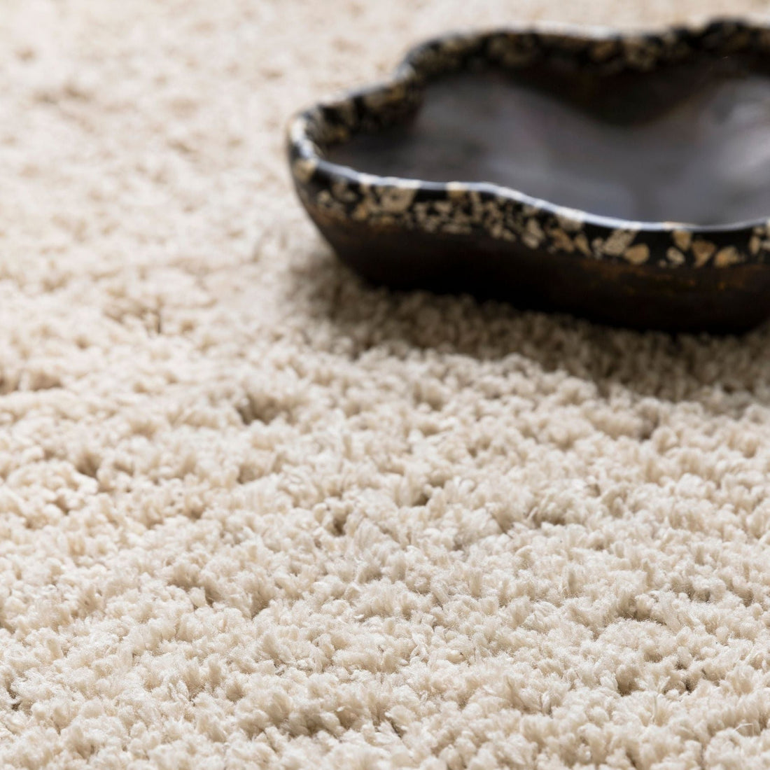 Celeste vloerkleed van MUST Living in beige, close-up van de zachte hoogpolige structuur