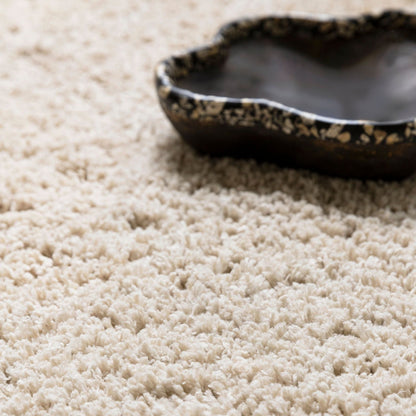 Celeste vloerkleed van MUST Living in beige, close-up van de zachte hoogpolige structuur