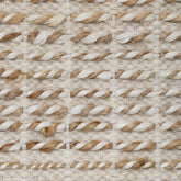 Hero vloerkleed van MUST Living, close-up van de gevlochten banen jute en wol in ivoor en naturel