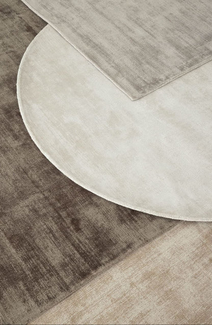 Ronde en rechthoekige La Belle vloerkleden van MUST Living in beige en saliegroen naast elkaar