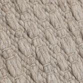 Nirvana vloerkleed van MUST Living in beige, detail van het gevlochten reliëfpatroon in de weving