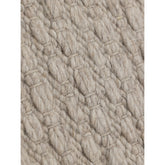 Nirvana vloerkleed van MUST Living in beige, detail van het gevlochten reliëfpatroon in de weving
