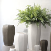 Myrick pot van PTMD gestyled in een interieur, hoge crèmekleurige plantenpot