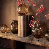 Narin Brown Irregular Shaped Glass Vase L van PTMD op een bijzettafel