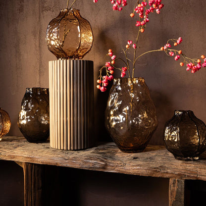 Narin Brown Irregular Shaped Glass Vase L van PTMD gecombineerd met andere woonaccessoires