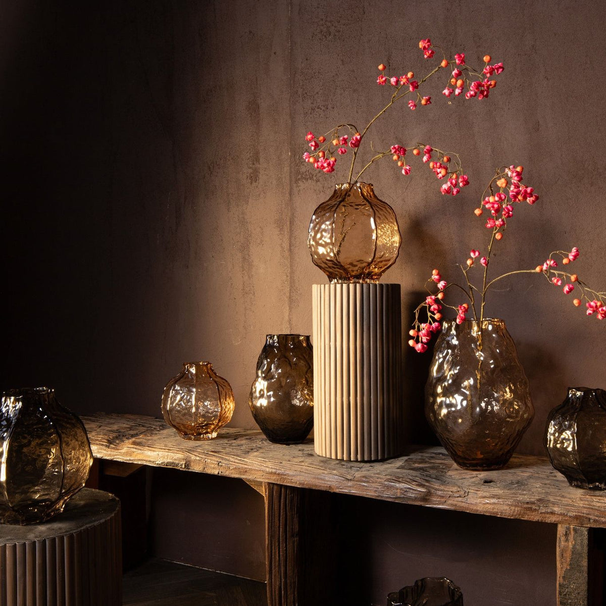 Narin Brown Irregular Shaped Glass Vase L van PTMD in een sfeervolle interieursetting