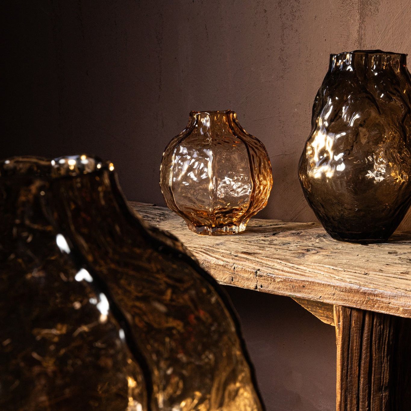 Narin Brown Irregular Shaped Glass Vase L van PTMD met droogbloemen in een woonkamer