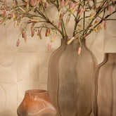 Natae Beige Round Glass Ribbed Vase High van PTMD, sfeerbeeld in een modern interieur