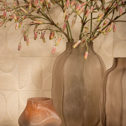 Natae Beige Round Glass Ribbed Vase High van PTMD, sfeerbeeld in een modern interieur
