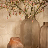 Natae Beige Round Glass Ribbed Vase High van PTMD in een sfeervolle interieursetting