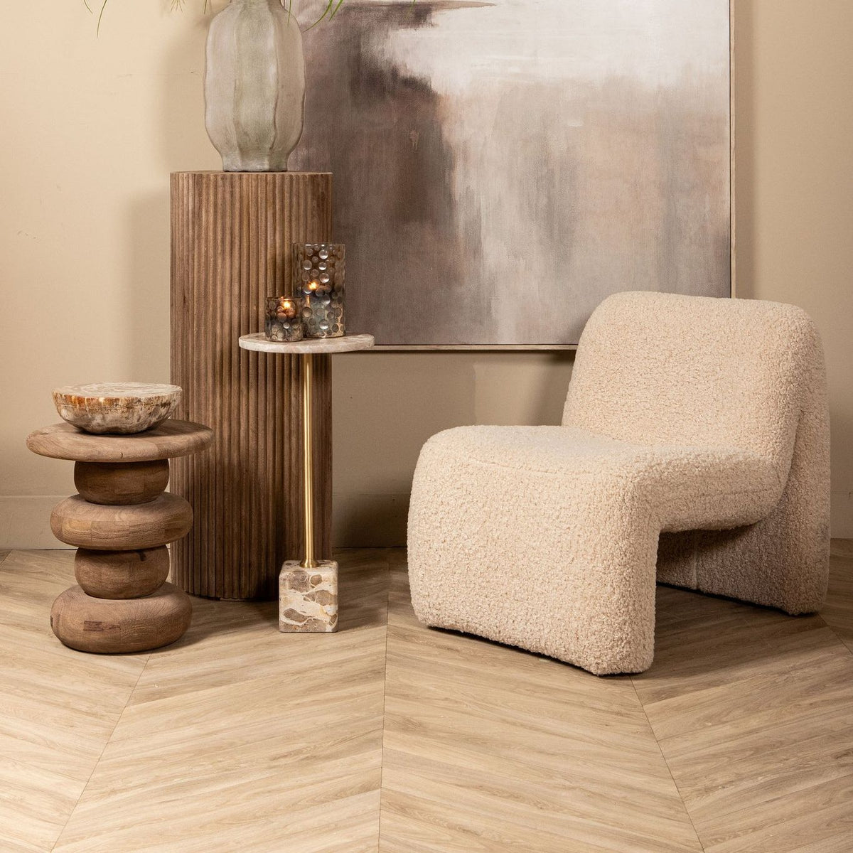 Natae Beige Round Glass Ribbed Vase Low van PTMD in een natuurlijk gestyled interieur