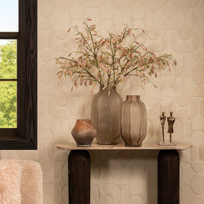 Natae Beige Round Glass Ribbed Vase Low van PTMD met droogbloemen