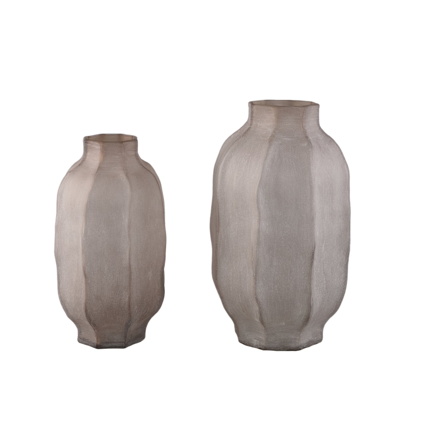 Natae Beige Round Glass Ribbed Vase Low van PTMD, detail van het ribbelpatroon op witte achtergrond