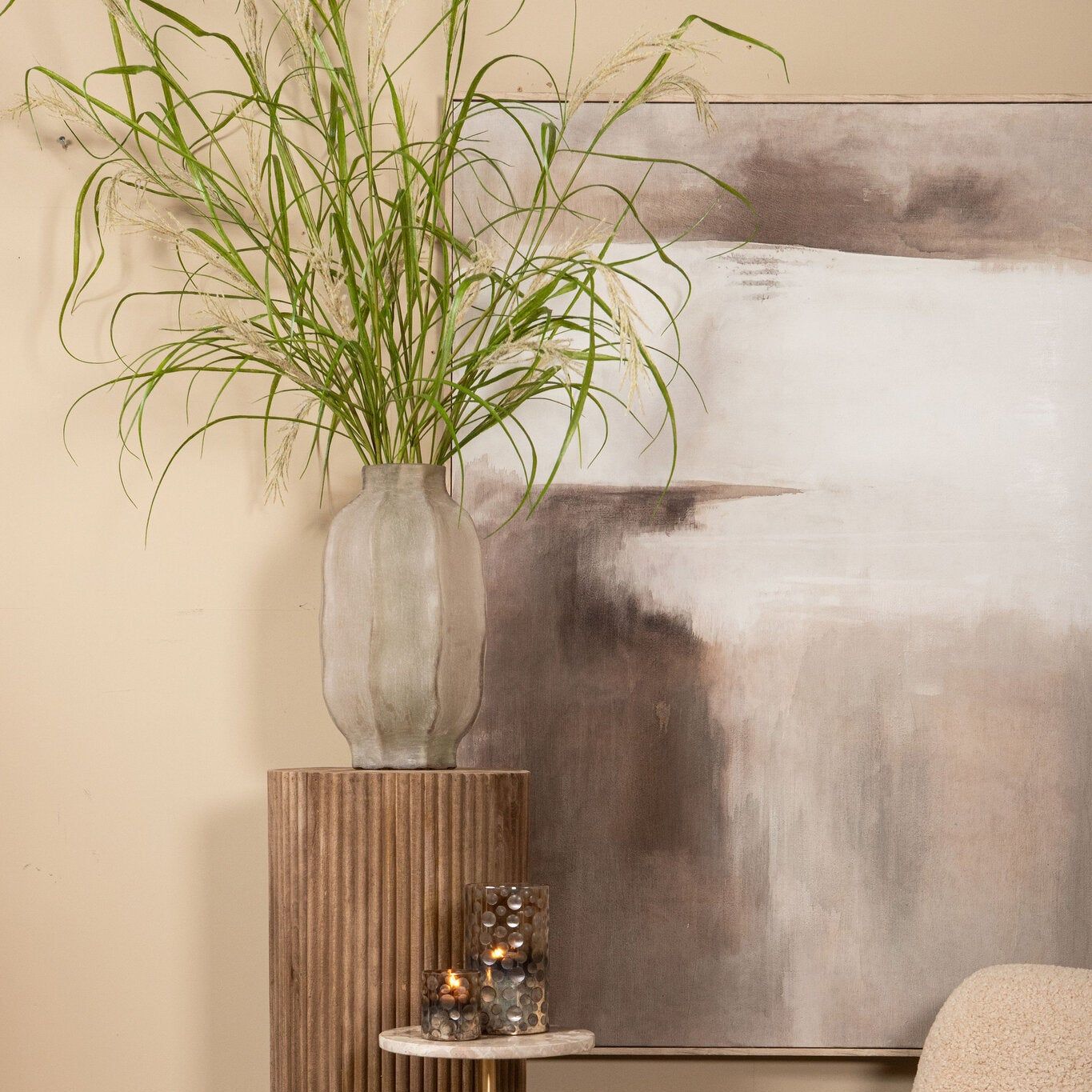 Natae Beige Round Glass Ribbed Vase Low van PTMD, detail van het ribbelpatroon