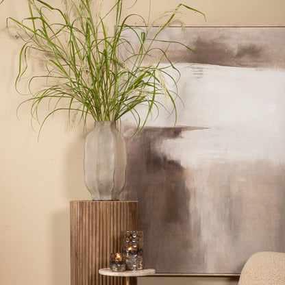 Natae Beige Round Glass Ribbed Vase Low van PTMD, detail van het ribbelpatroon