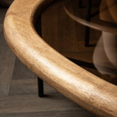 Neelix Natural Rubberwood organische salontafel S van PTMD, gestyled naast een bank in een woonsetting
